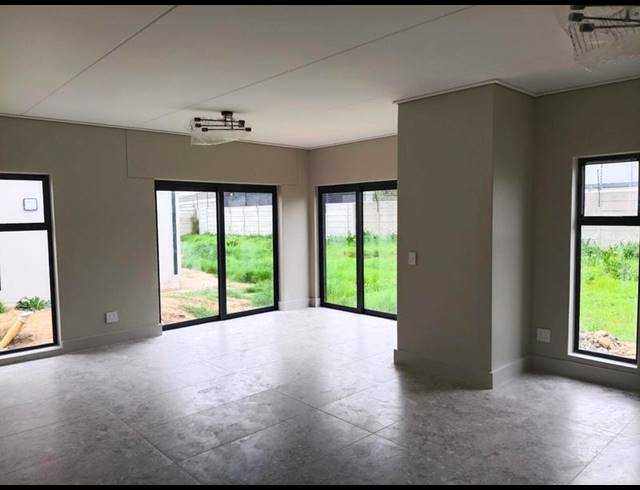 3 BEDROOM PROPERTY TO RENT IN UITZICHT